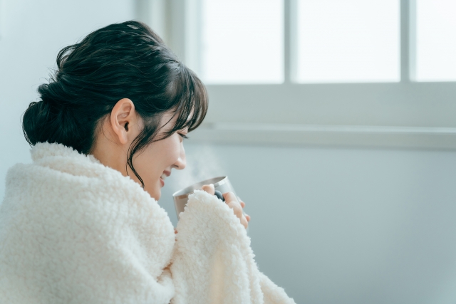 ホットドリンクを飲む女性