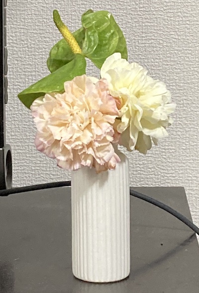 セリアのフラワーベースに残ったお花を挿してみた