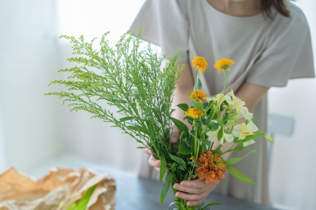 花を生ける女性